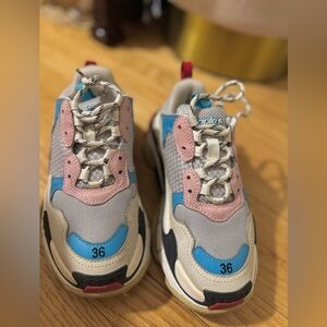 Balenciaga Colorful Sneakers good condition 
Inside clear. Box